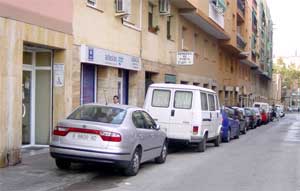 El carrer de Margarida Xirgu amb la vorera-aparcament (5/10/04)