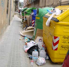 Reciclatge a Badalona. Carrer Margarida Xirgu