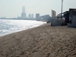Fotografia de la platja on es veu com les onades arriben a tocar els edificis