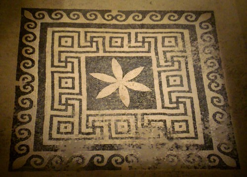 Imatge d'un mosaic que es pot veure durant la visita a la zona de les termes del Museu de Badalona