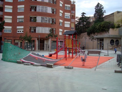 FotografÃ­a de l'espai de jocs infantils amb el nou terra i la tanca que l'envolta